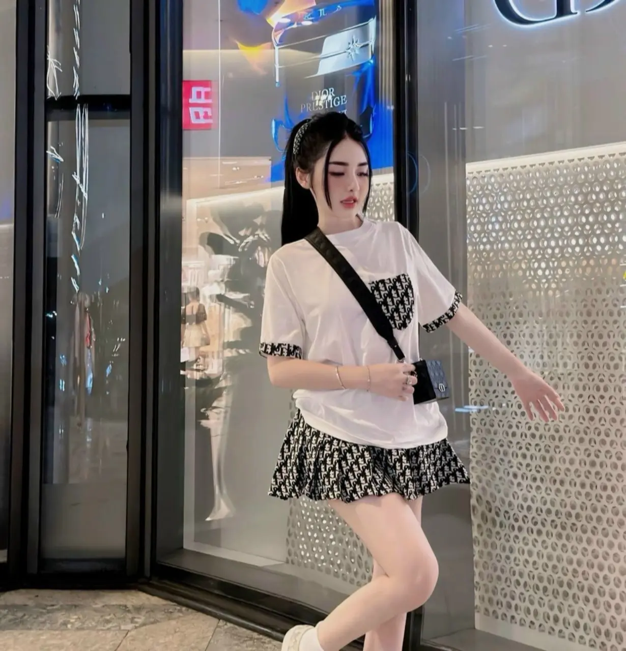 Set Đồ Bộ Nữ  Mặc Nhà , Đi Chơi Chân Váy Đầm Cạp Chun Xếp Ly Có Lót 2 Lớp Phối Màu Hoa Văn , Áo Thun Cổ Tròn Phối Túi Top Đen Women Umi Trắng