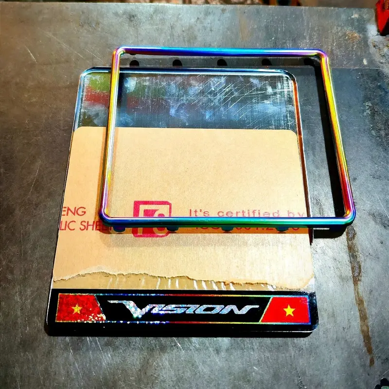 Khung biển số có chữ Vision và cờ Việt Nam 2