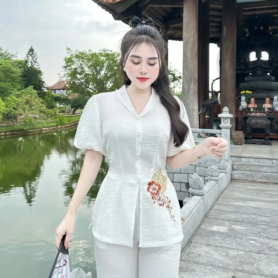 Set cách tân cổ V thêu hoa