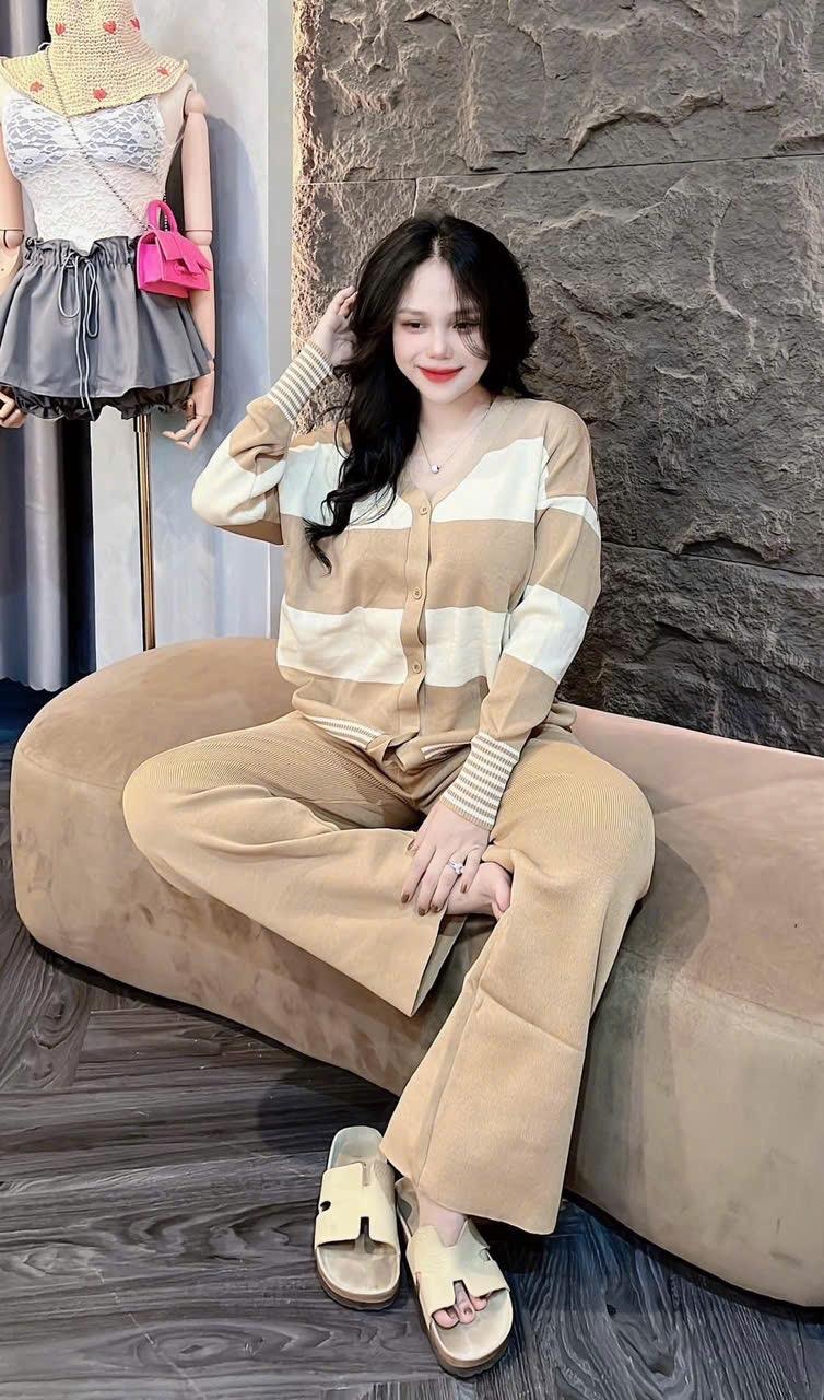 Product Introduction of Set bộ thun tăm tay dài gài nút cổ v màu ô vuông kèm quần ống suông rộng 6