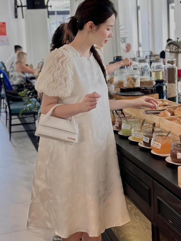 Váy Đầm Bầu Joamom Thiết Kế Tay Phối Ren Cổ Đính Đá Màu Be Dáng Suông JVB406