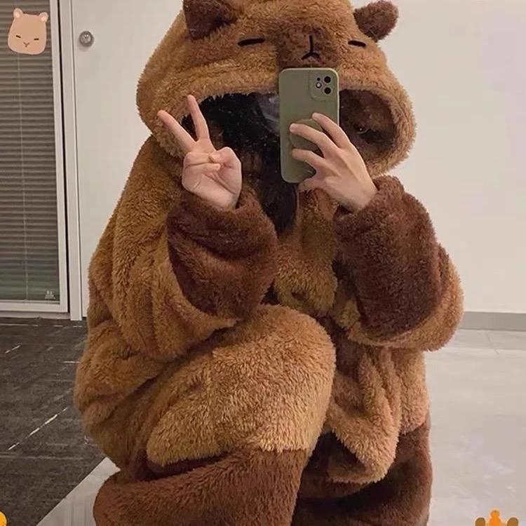 (FreeSize 40~65kg) Áo choàng ngủ Capybara dáng rộng vải lông cừu mềm mại giữ ấm tốt (MHB00170GDBT). Nữ
