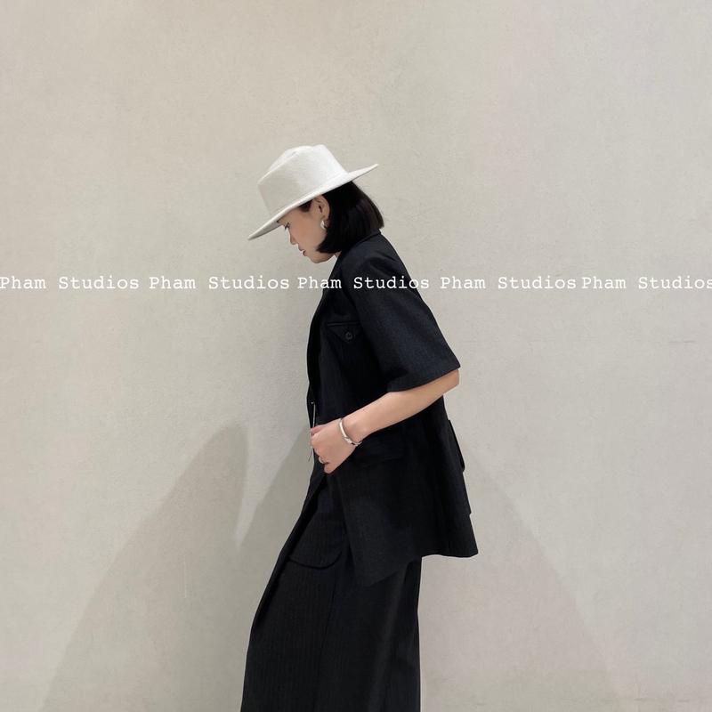 Pham Studios, Áo blazer cộc tay xẻ sau, áo gile croptop và quần cạp cao xếp ly túi trước hiện đại, vải text màu đen chì kẻ nâu 3