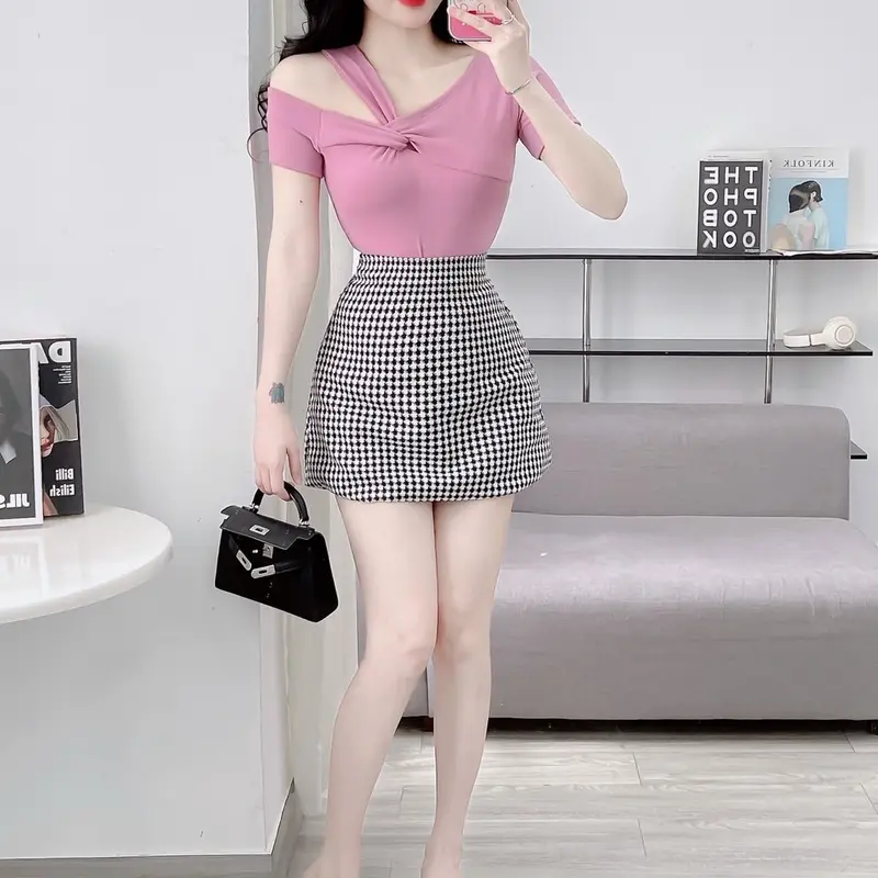 áo thun croptop nữ trể một vai xoắn ngực tay ngắn ôm body tôn dáng co dãn 4 chiều Top Voi Voan  áo hởvai Nhung Jean Cổ Tròn áo  lệch màu đỏ đô 2