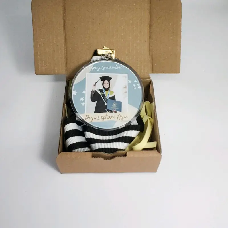 Kado Wisuda Medali Custom foto dan nama sendiri murah harga sudah termasuk box hampers 0