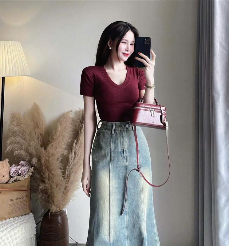 Sét bộ thời trang nữ áo thun cổ v xinh xắn mix chân váy jean sang trọng cho nàng diện đi chơi 2