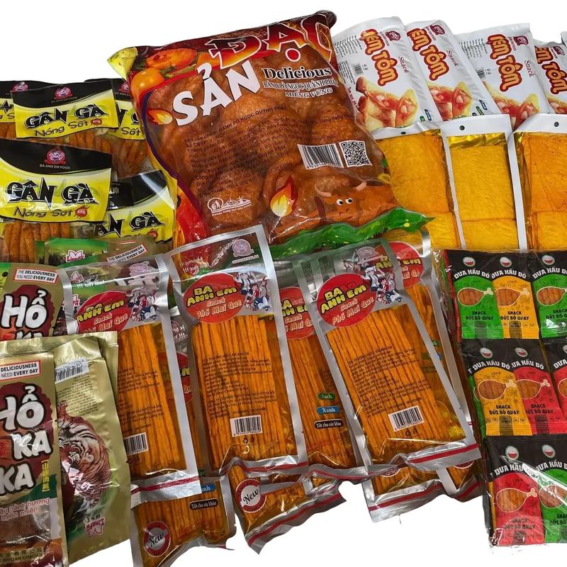 Combo 160 món bao gồm 1 bịch 50 miếng bánh pò miếng vừng, 10 gói gân gà, 10 gói snack phô mai que, 20 gói hổ kaka, 10 nem tôm, 60 gói snack đùi bò dưa hấu đỏ Candy