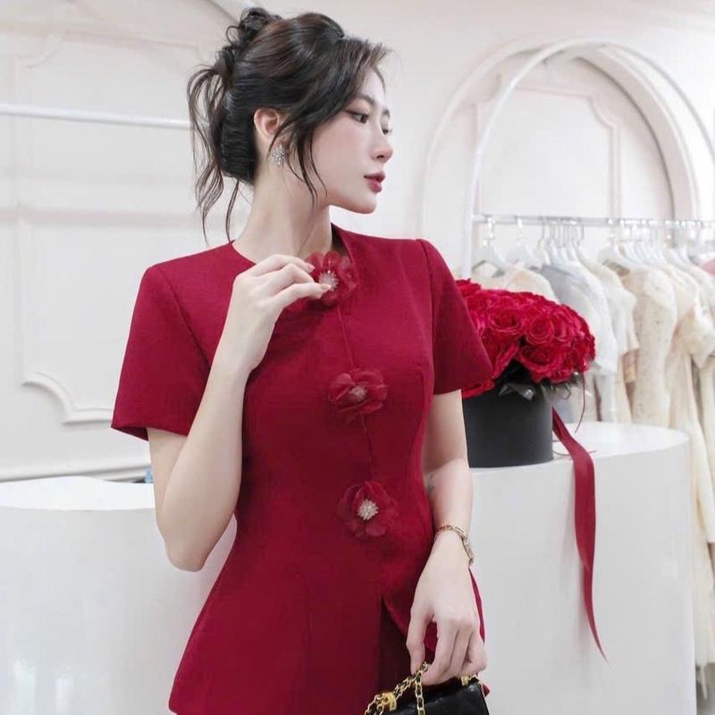 Set áo vest cổ tròn màu đỏ có kèm hoa cài đỏ có bigsize 1