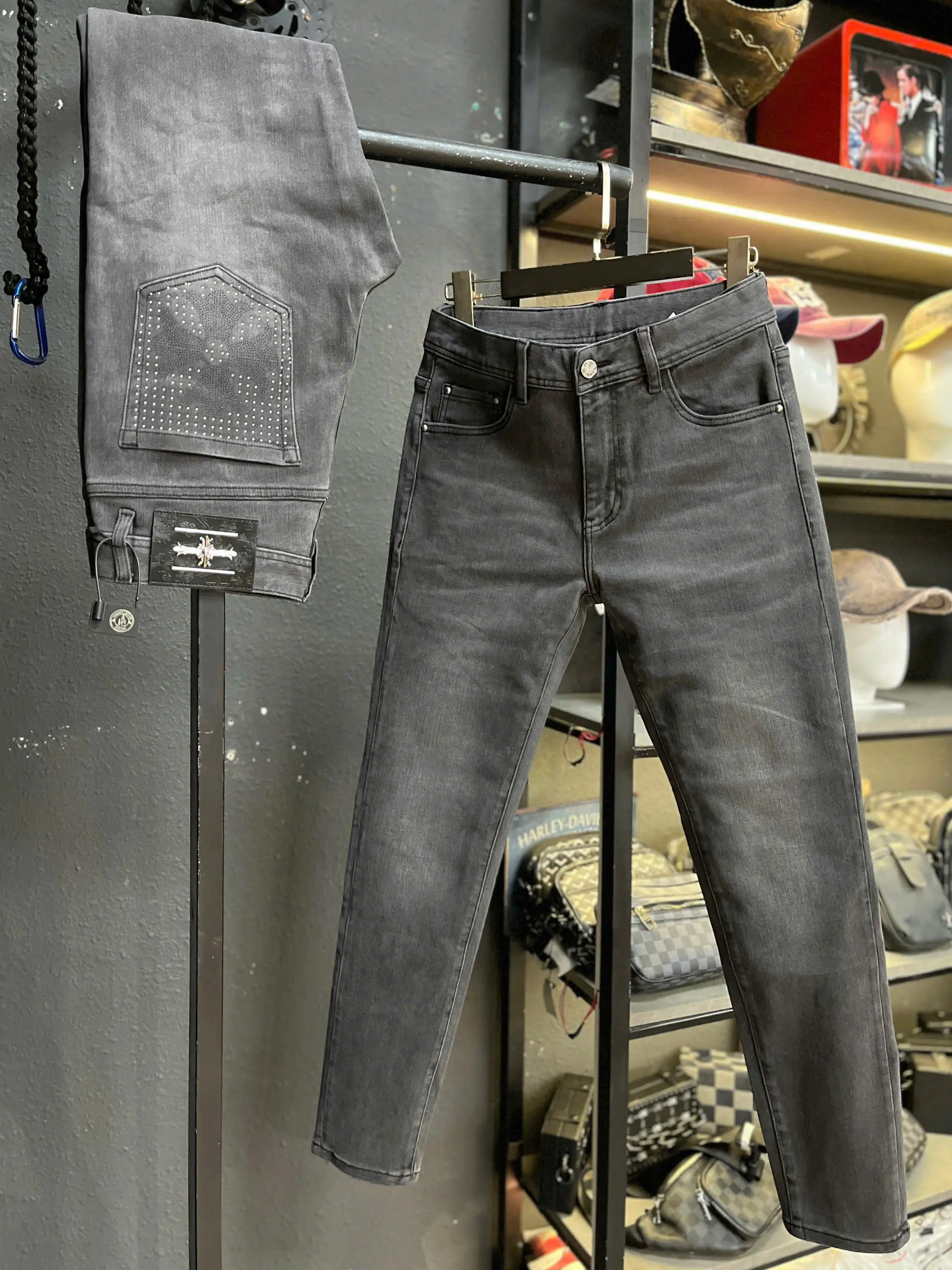 QUẦN JEANS NAM J3553-8838 MÀU Xám đậm họa tiết chữ T Menswear Pants Có Túi