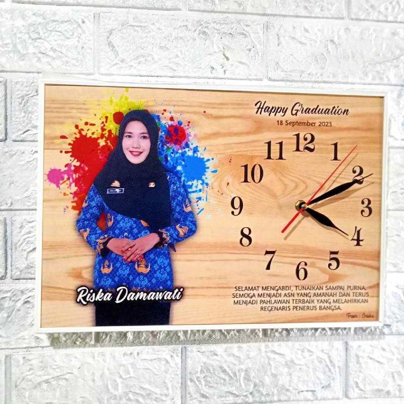 Jam Dinding Custom Foto Sudah Di Bingkai ( Hadiah Ulang Tahun, Pernikahan, Anniversary, Wisuda) Ukuran 30X20 cm Modern Gantungan Frame unik 4