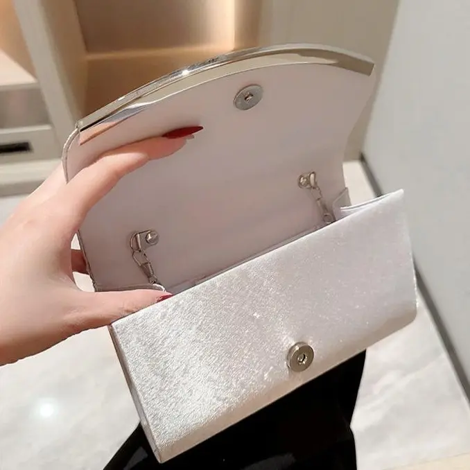 Clutch nữ vải nhún kèm quai xích đeo chéo sang chảnh BAG U CNH16 Kem Women Nhung 4