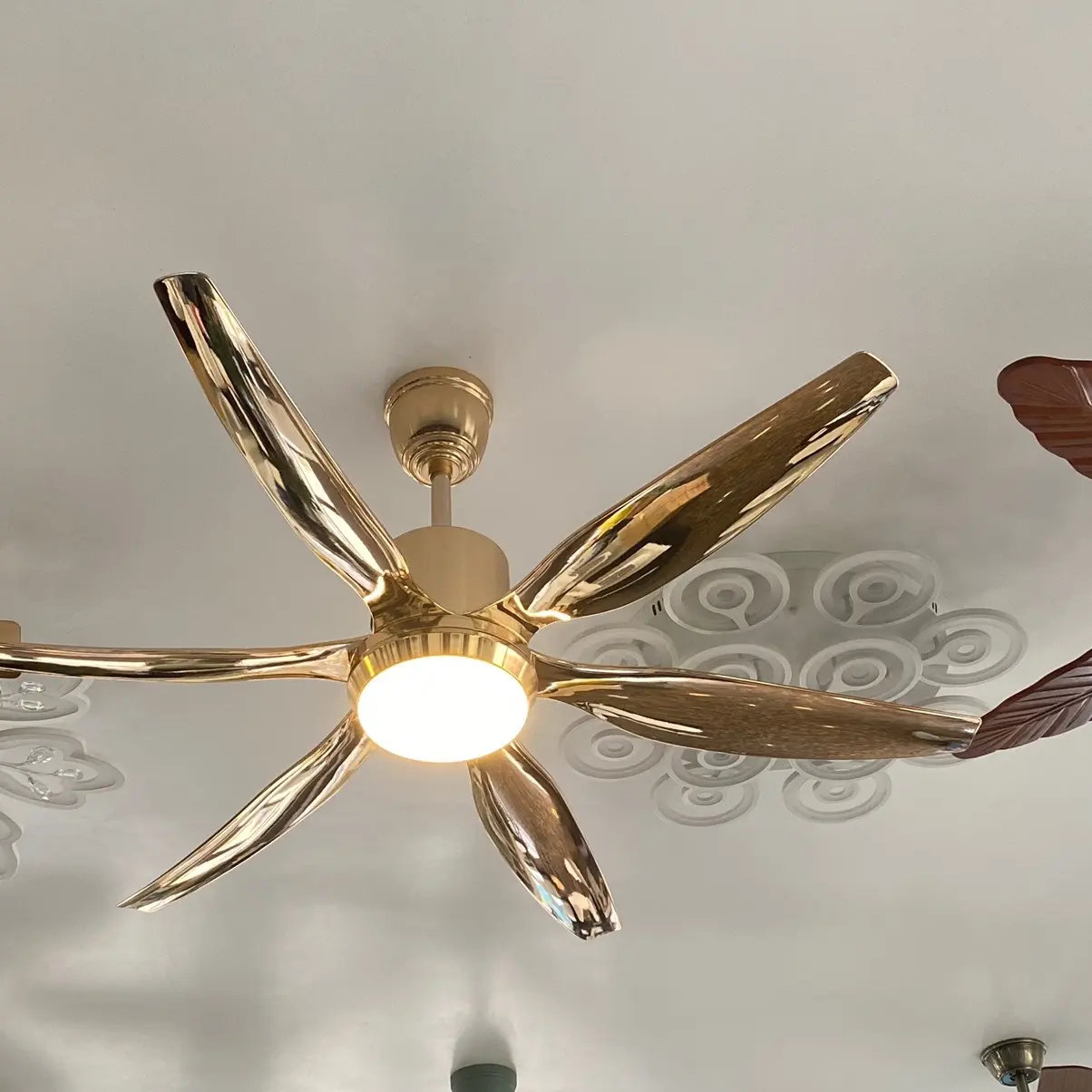 Quạt trần 6 cánh HÀNG LOẠI 1-  ĐIỀU KHIỂN LED từ xa 6 cấp độ gió- chế độ hẹn giờ đảo chiều , đèn 3 màu .phù hợp mọi không gian . Mã 01VB QuạT