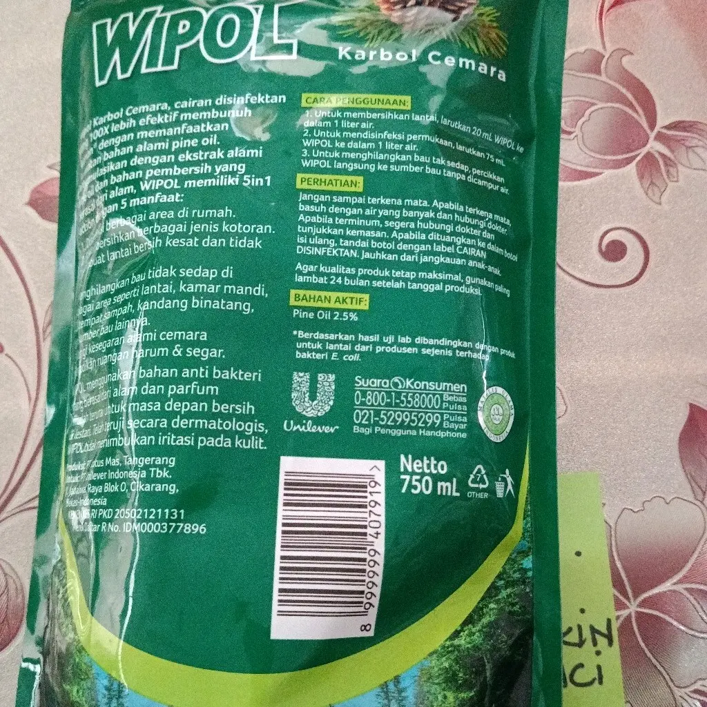 wipol karbol cemara 750ml pouch Cair