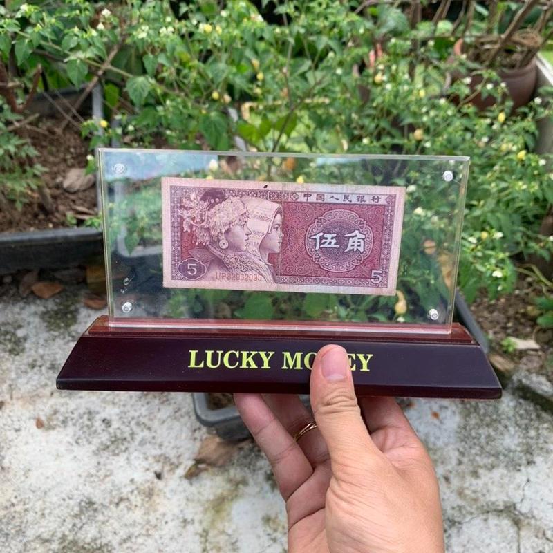 [FREE SHIP + SỈ] Kệ trưng bày tiền lucky money đế gỗ, mặt mica cao cấp nút nam châm. 0