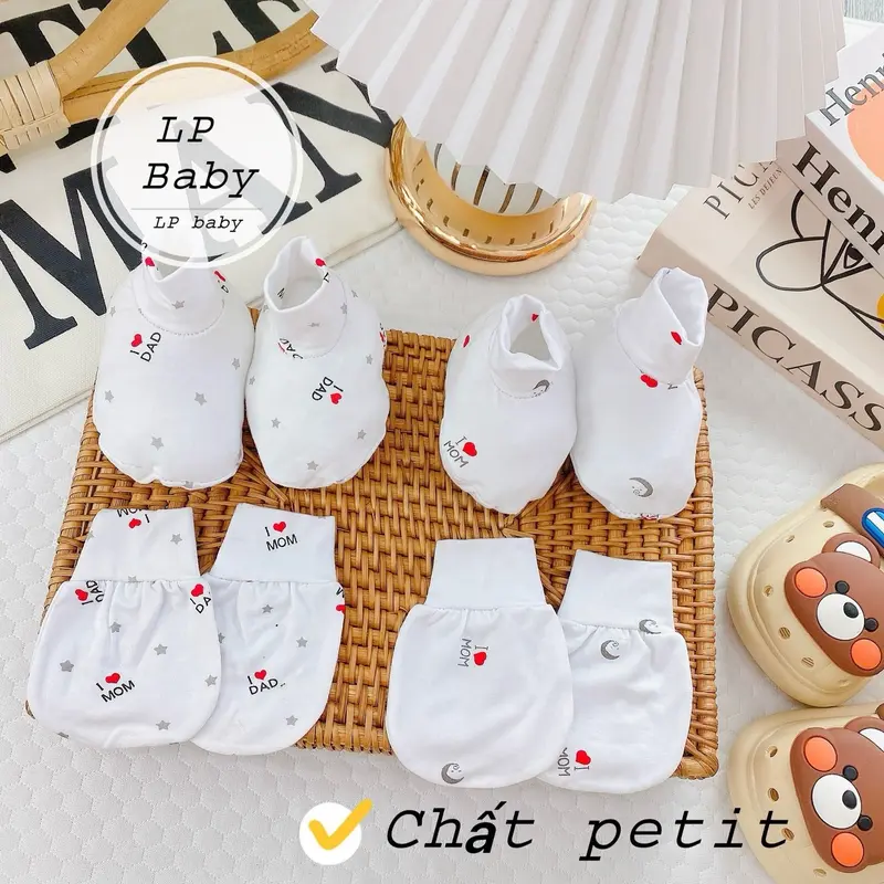 ￼Sét 5 bao tay,  5 bao chân cho bé sơ sinh Chất liệu : vải thun petit cao cấp rất mềm mại và mát mẻ cho bé yêu sự khởi đầu hoàn hảo Sai cho bé từ 0-3 tháng 7