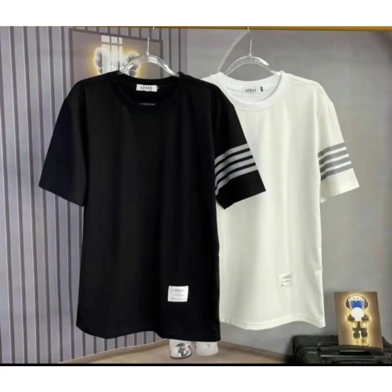 Combo 2 Áo thun nam nữ unisex cổ tròn,ngắn tay phối 4 vạch chất liệu cotton co giãn 2 chiều,thoáng mát hai màu đen trắng, phong cách khỏe mạnh, năng động top hot 2025