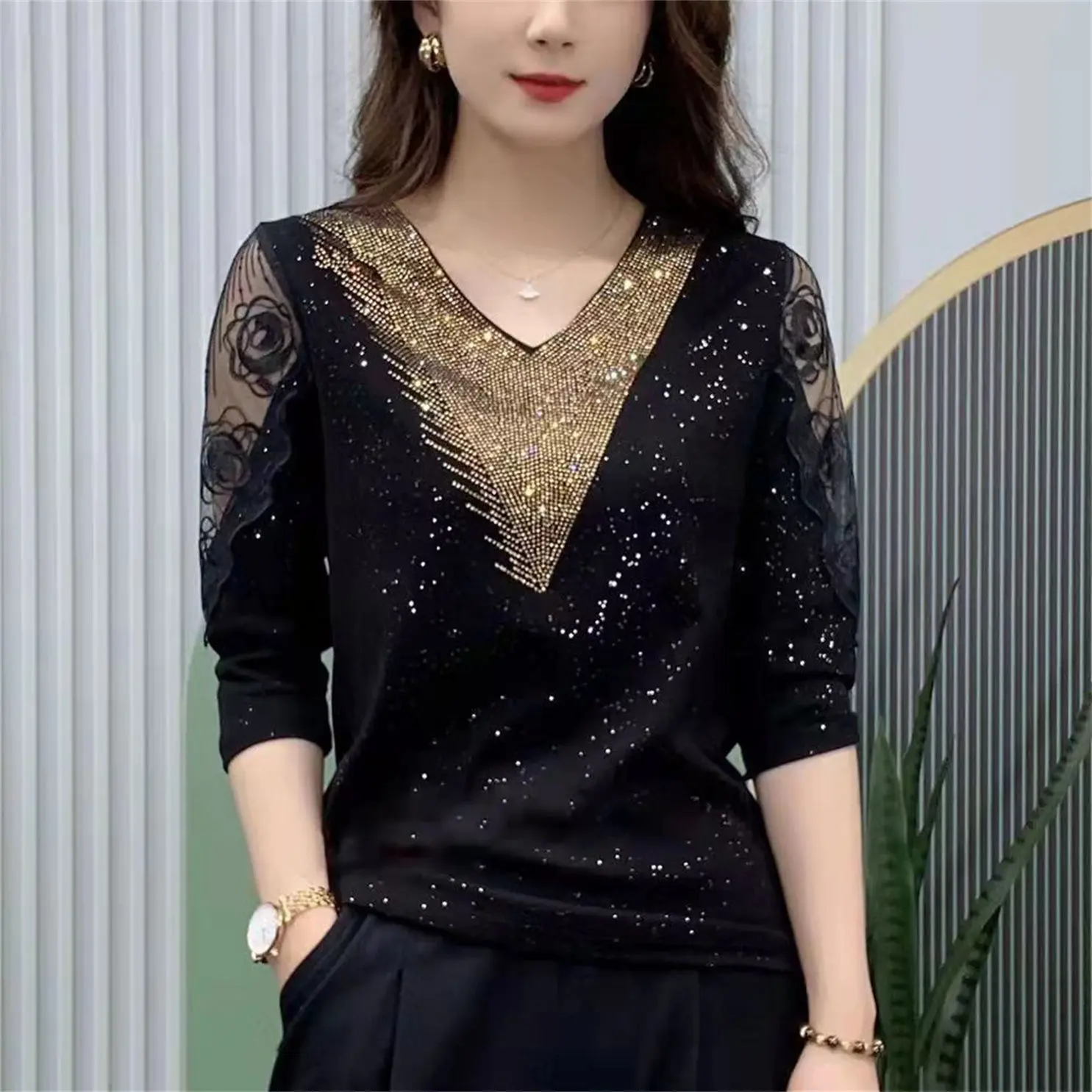Áo Thường Ngày Lấp Lánh Dành Cho Phụ Nữ, Với Lớp Nền Ren đính đá Áo Sơ Mi, Thích Hợp Cho Mùa Hè, Cổ Chữ V Nữ, Áo Cánh Kim Sa, Dễ Phối Đồ, Mỏng Vừa Vặn, Thanh Lịch, Áo Phông Tay Áo 3 / 4