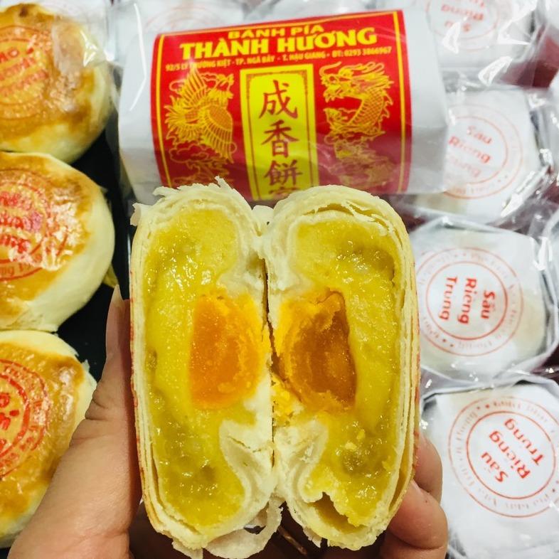 Cây pía Đậu sầu riêng trứng Thành Hương - 1 cây 350g gồm 4 cái- Pía gói giấy xưa truyền thống