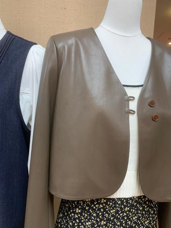 Product Introduction of European Station Short Leather Jacket Female 2023 Spring And Autumn Long Sleeve Single-Breasted V-Neck Slimming Elegance Retro Pu Coat 1[Stock] 4