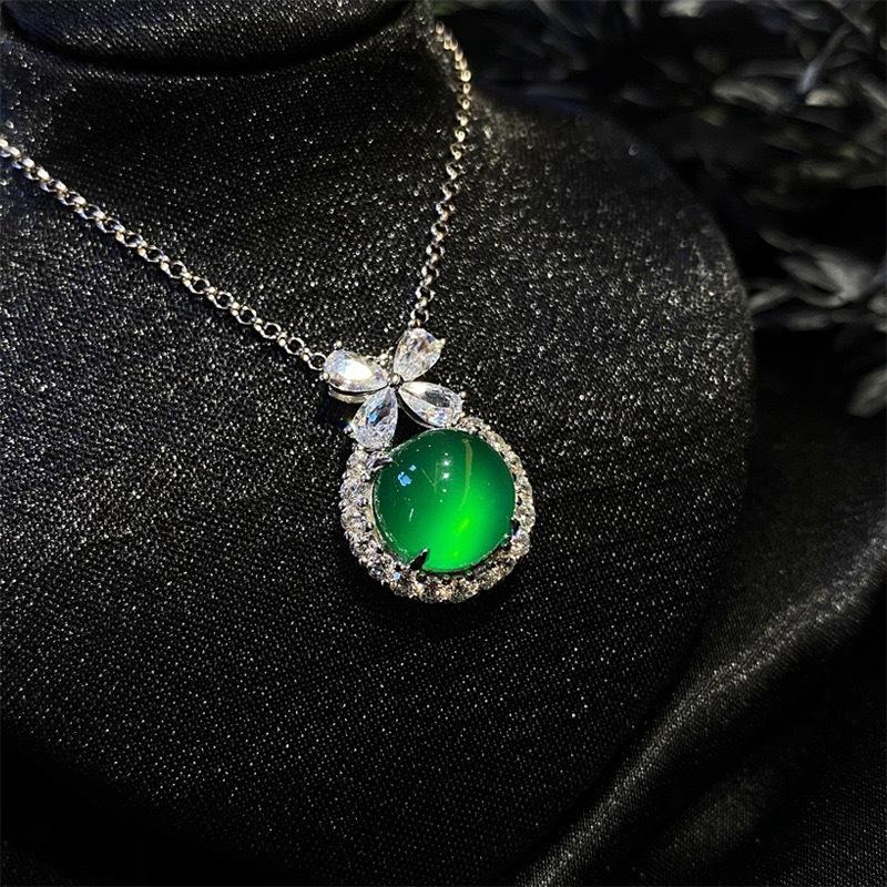 Product Introduction of Natural Gemstone Ice Chalcedony Pendant for Women, Jadeite Necklace Pendant, Escaping Princess Chalcedony Inlaid Green Agate Pendant 7