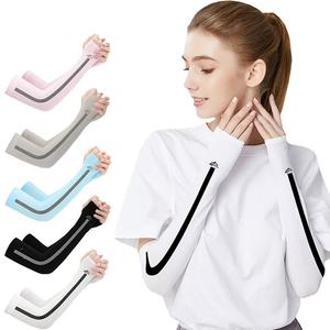 ปลอกแขนไหมน้ำแข็ง 1 คู่ ป้องกันรังสียูวี บาง ระบายความร้อน ถุงมือแฮนด์ ถุงเท้ากีฬา ปั่นจักรยานกลางแจ้ง ครีมกันแดด สำหรับผู้ชายและผู้หญิง