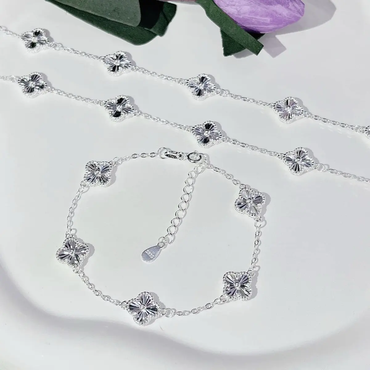 Lắc tay nhỏ xinh kèm dây chờ