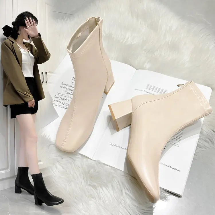 【Chic Stroll】แฟชั่นย้อนยุค รองเท้าบูทสตรี พื้นหนา หนัง PU นุ่ม,ไม่เมื่อยเท้า,ความสูงของท่อ
