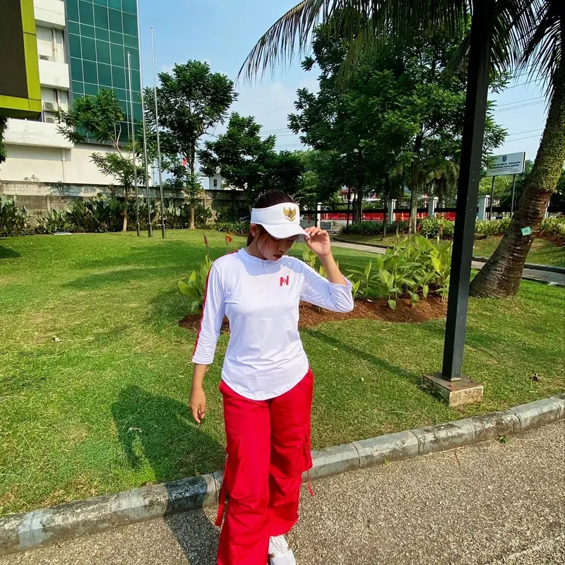 Setelan Senam Olahraga 1Set Mix Atasan N Putih Lis Merah dan Celana Cargo Harajuku Merah 5