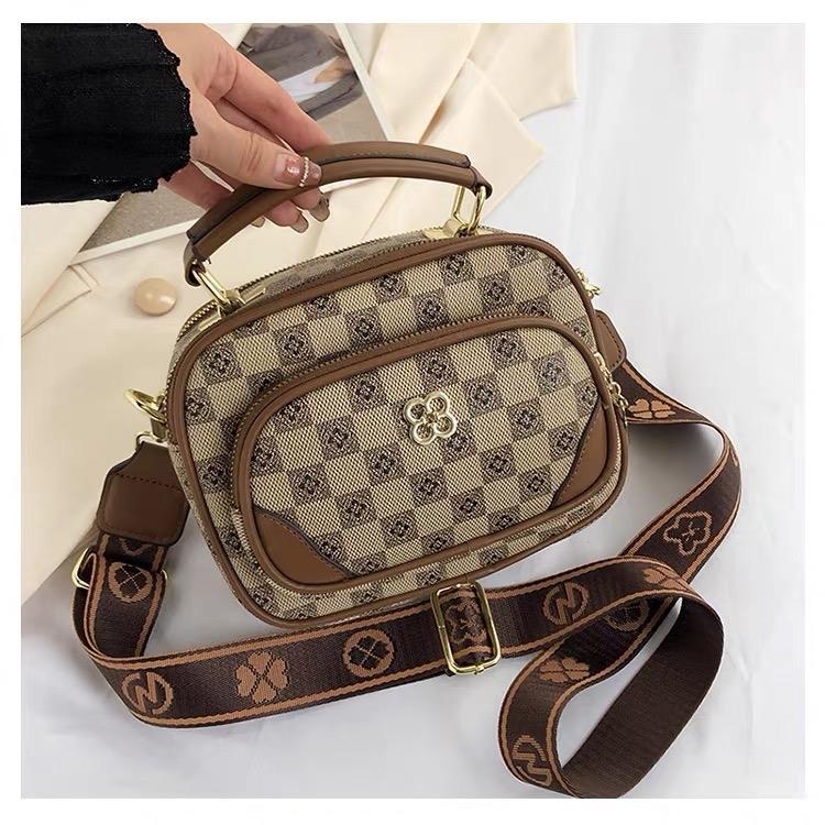 Túi Xách Nữ Đeo Chéo, Cầm Tay Hoạ Tiết Hoa Kẻ Ô - Chất Liệu Da PU - Thiết Kế 3 Ngăn Riêng Biệt Rộng Rãi, Đựng Son Phấn Đồ Makeup, Điện Thoại KT:D21;C16;R8(cm)KL:350g Bag Nhung Kem