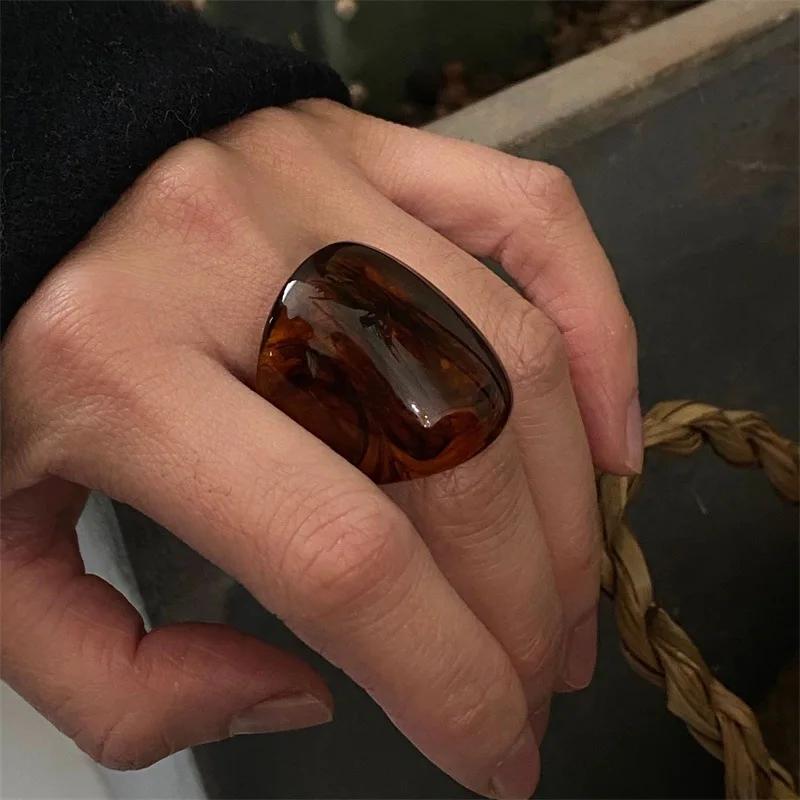 Product Introduction of Trendy Large Finger Rings for Women Exaggerated Amber Color Resin Temperament Geometric Finger Ring Vintage Punk Jewelry 1