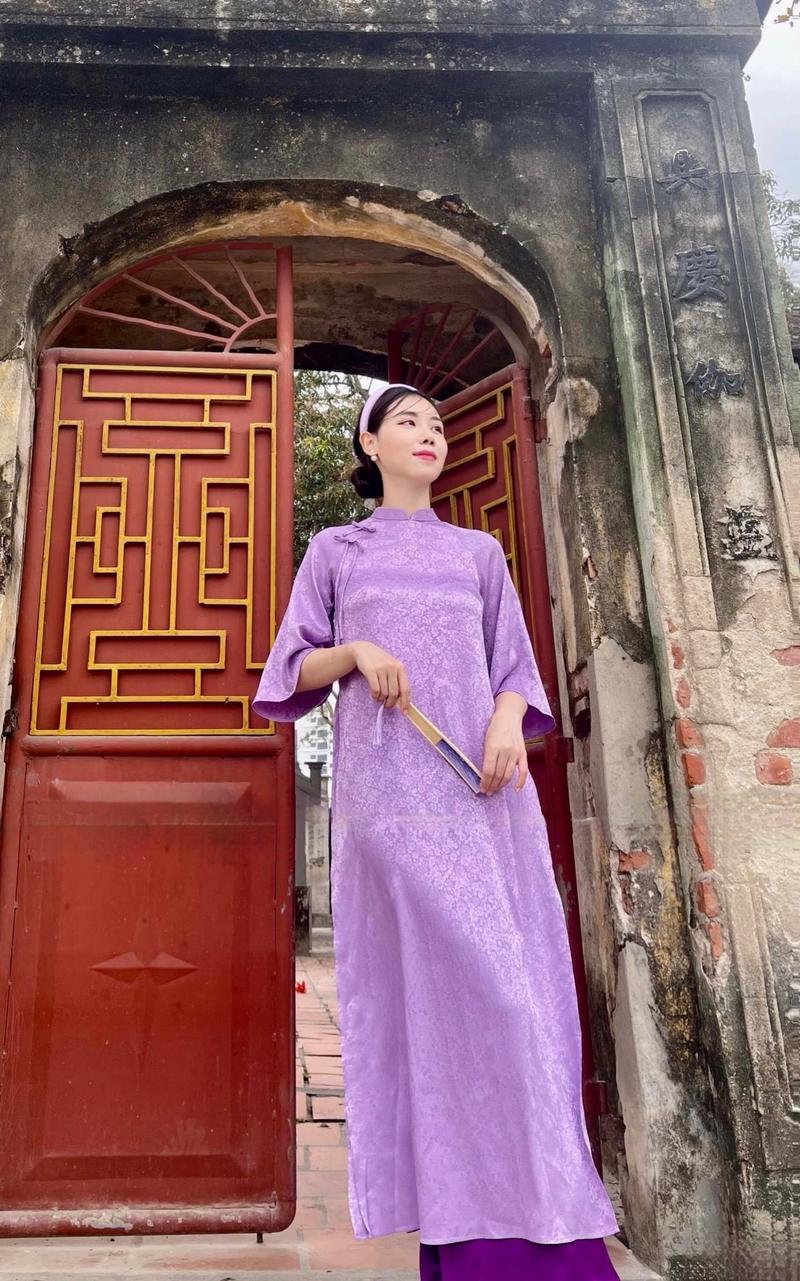 Product Introduction of Áo Dài Cách Tân Dáng Xuông Chất Gấm Tơ Đính nơ ( Cao Cấp ) Nữ Dress 2