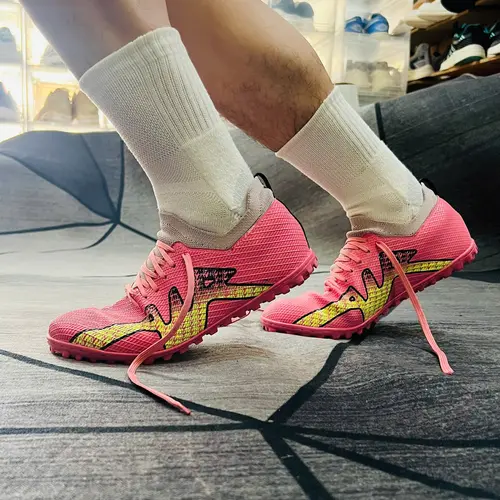 Giày Đá Bóng Chất Liệu Vải Dệt Phủ Keo Dập Nhám Cực Nhẹ Mềm Và Siêu Mỏng