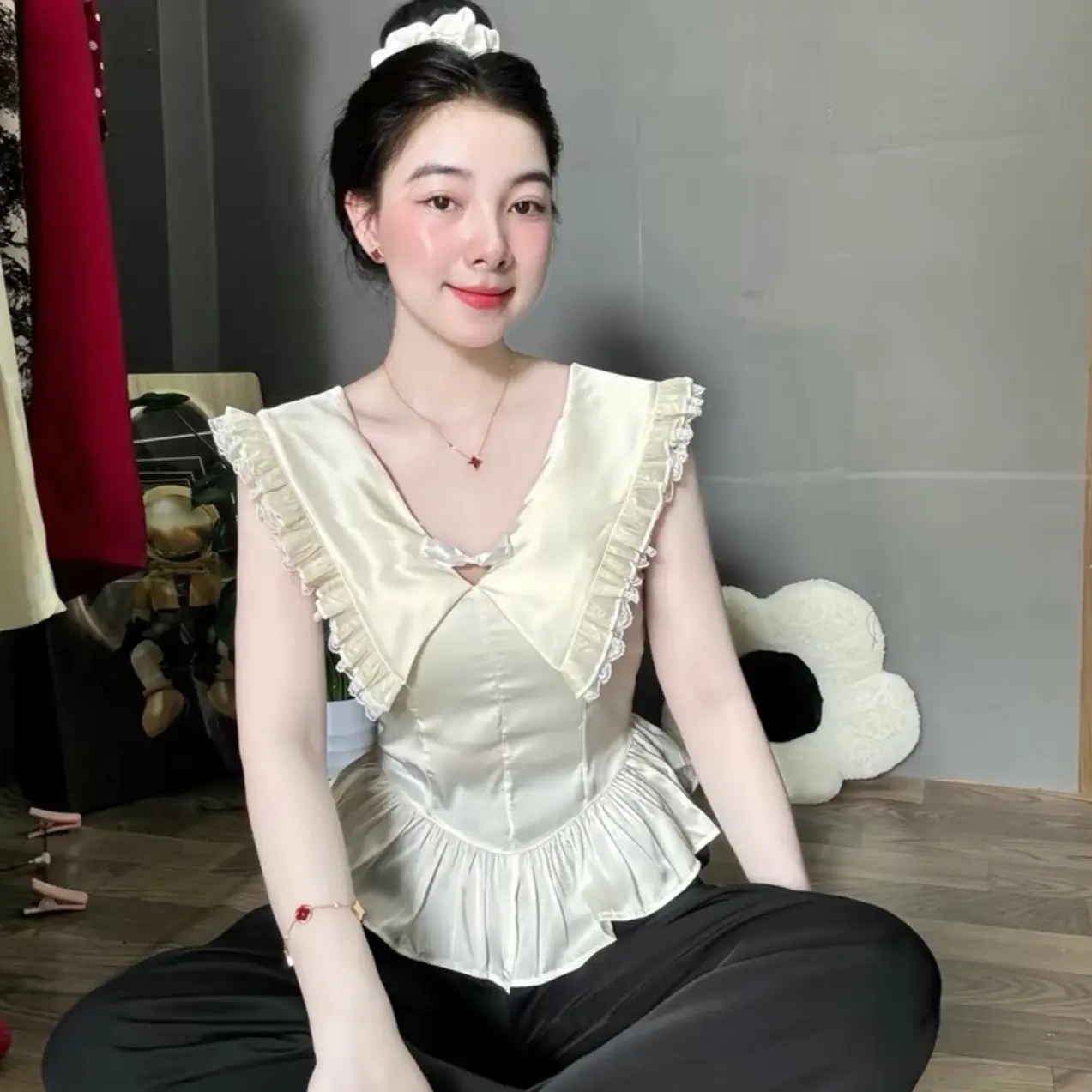 Bộ lụa cổ V phối bèo ren. Sang, xịn, mịn. Có có mút, quần có túi. Áo gấm phối lụa. Freesize cho chị e từ 40-60kg