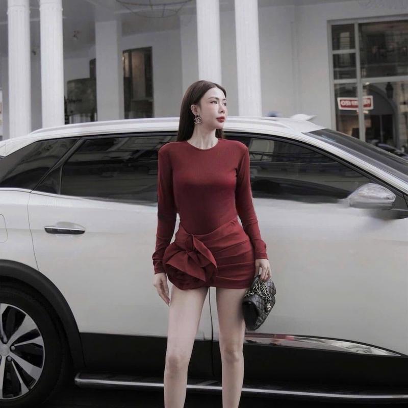 ￼Set váy ôm body với phần áo cổ tròn tay dài kèm chân váy ôm ngắn đính hoa bản to 3