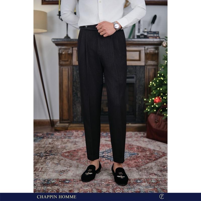 Quần âu Sidetab Chappin Homme màu đen xám cao cấp. Cạp vừa ngang rốn, form xếp li với phần đùi được làm rộng hơn đi kèm gấu lơ vê nhìn rất thời trang và trẻ trung. Menswear Nam