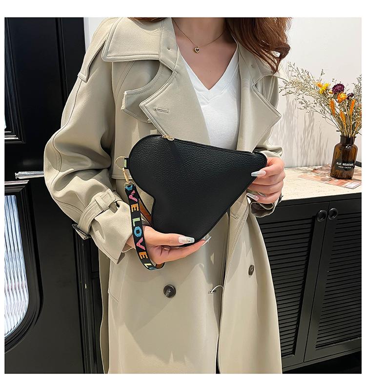 Product Introduction of Special-Interest Design Love 2024 Winter New Good-looking This Year's Popular Coin Purse Clutch Korean Women Bag Tide 13