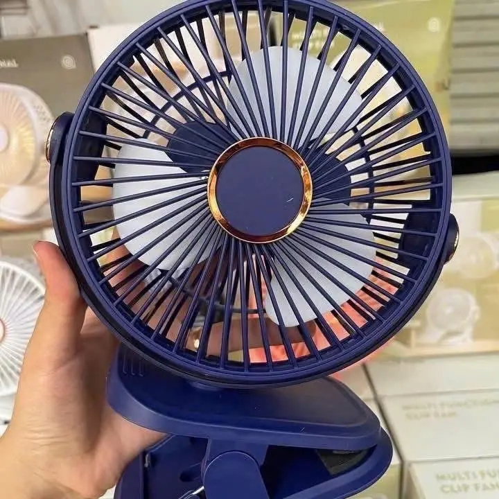 Quạt tích điện mini có thể kẹp vào nôi,xe đẩy hoặc cầm tay. Thiết kế nhỏ gọn có thể cho vào vali mang theo khi đi du lịch