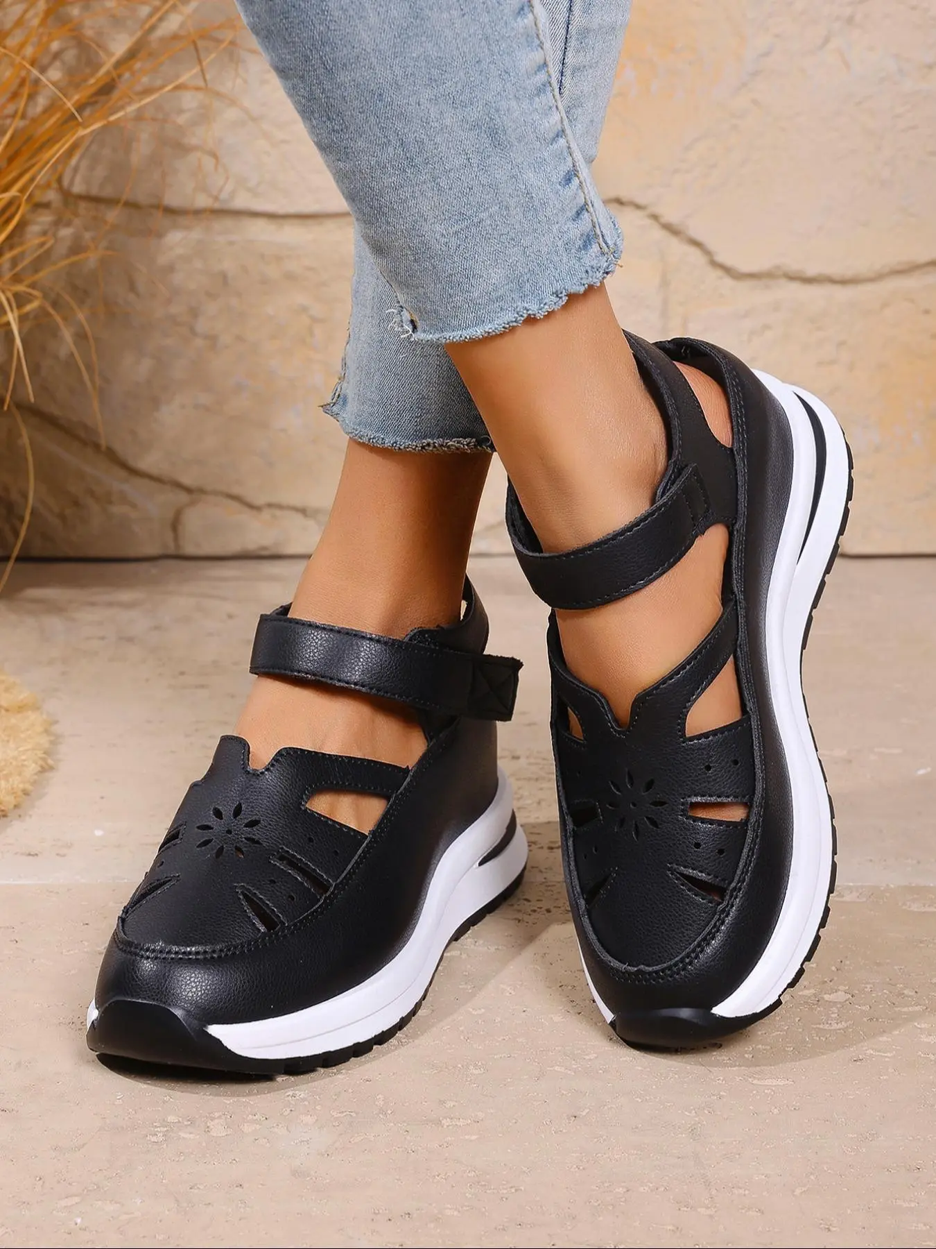 Women's Fashionable Solid Color Hollow Out Design Velcro Sandals, Casual Comfortable Breathable Sandals for Summer, Lightweight Breathable Shoes for Daily Wear