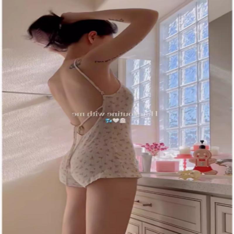 Product Introduction of Áo Jumpsuit Quần Không Tay Hoa Cổ Điển Hở Lưng Lớn, Phong Cách Dễ Thương Và Gợi Cảm, Áo Cơ Bản Thoải Mái Ôm Vừa Vặn, Thích Hợp Cho Mùa Hè, Bán Chạy Tại Cửa Hàng, Dành Cho Nữ 1