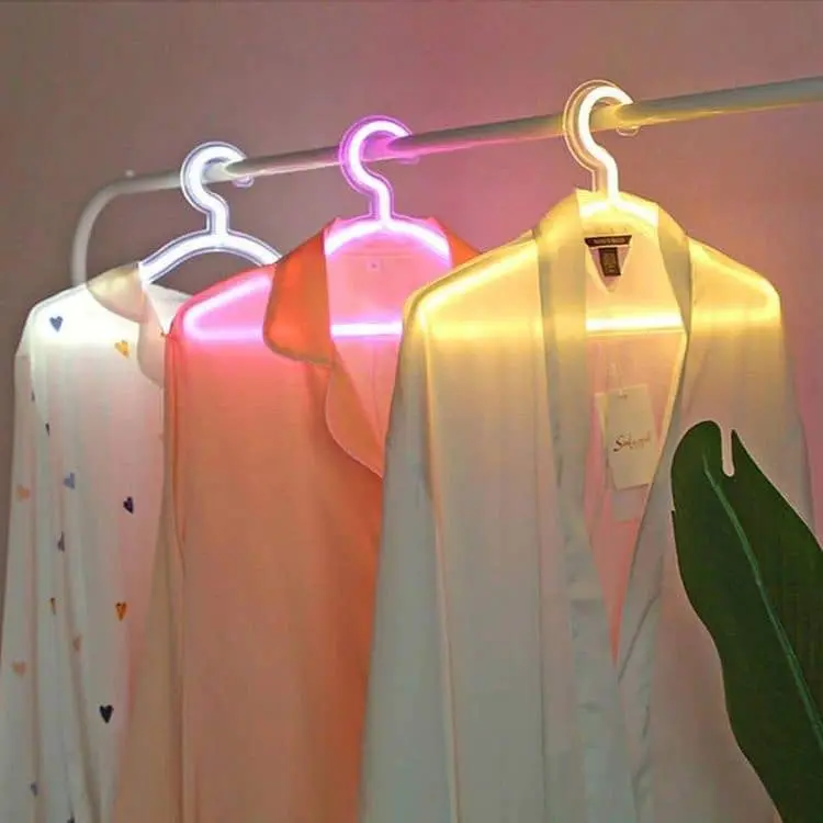 Móc treo quần áo có đèn led neon , giải pháp giúp live được thu hút hơn Trang trí cửa hàng , phòng ngủ