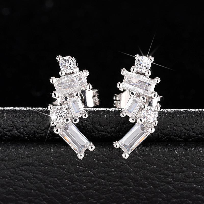Light Luxury Fashion Classic Models Four Claw Earrings Senior Sense Of Exquisite Personality Trend Quadrilateral Geometric Earrings 0