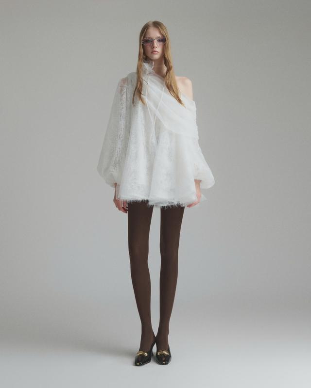 ONONMADE Pax Dress Đầm Bí ngắn Phối Hoa Trễ Vai .