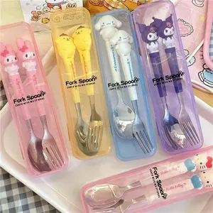 Set Alat Makan Anak Stainless Steel Karakter Kuromi dalam Kotak – Garpu & Sendok Lucu untuk Bayi