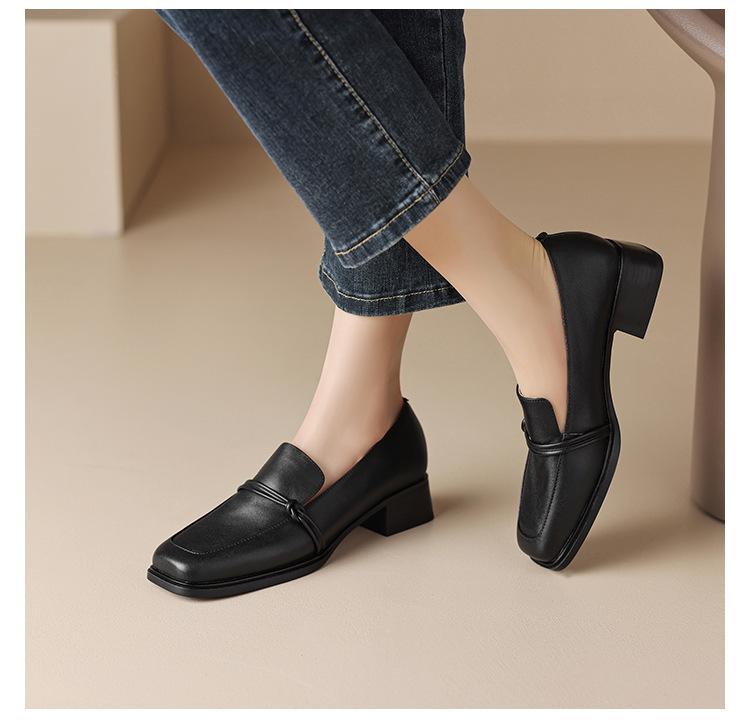 Product Introduction of 2025 Summer New Fashion Square Toe Shoes For Women Retro British Style Small Leather Shoes New Mid-Heel Single Shoes 7