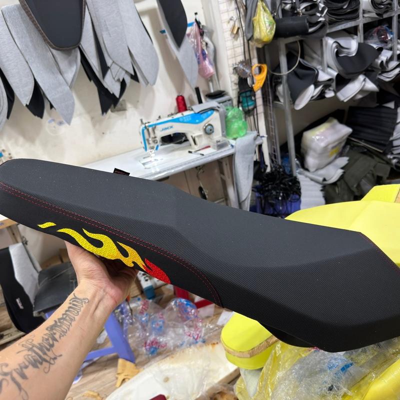 Yên gọt hai tầng lửa đỏ  VARIO 125 đời 2018-2024 (nguyên cái yên 2018-2024 125-150)