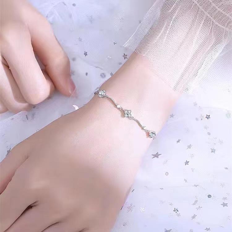 Product Introduction of Fortune Clover Bracelet for Women, Petite and Versatile, Summer Essential, Simple and Elegant, Forest Style, Student Best Friend Jewelry, Quality Product 0