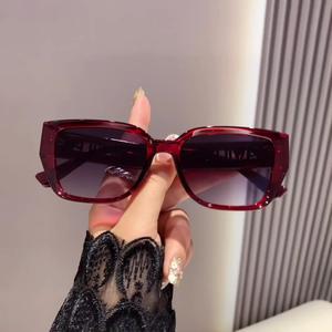 Kính râm chữ, chân rộng, gọng vuông lớn, thời trang, thiết kế khoét lỗ