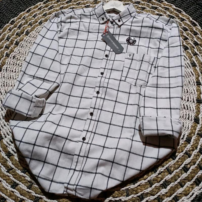 Baju flanel motif Kotak dasar putih list hitam Kain Lembut  Pria Distro 2