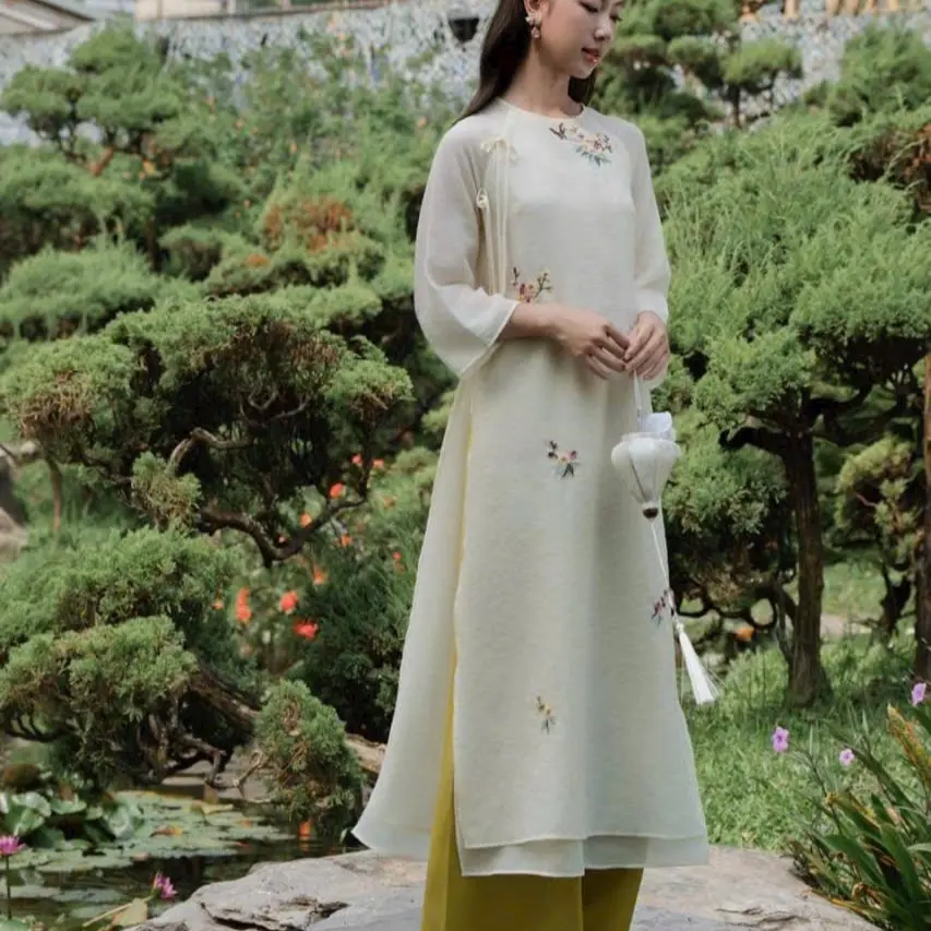 Áo dài cách tân kem xinh thêu hoa