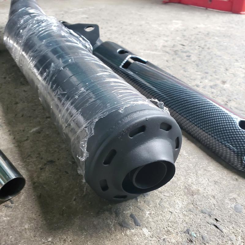 Pô spark móc hơi nổ ấm gắn như zin cho xe Sirius XC tặng kèm ốp pô cacbon